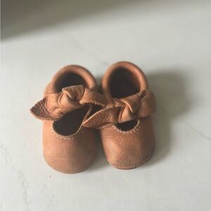 Freshly picked knotted bow moccasin brown size 3